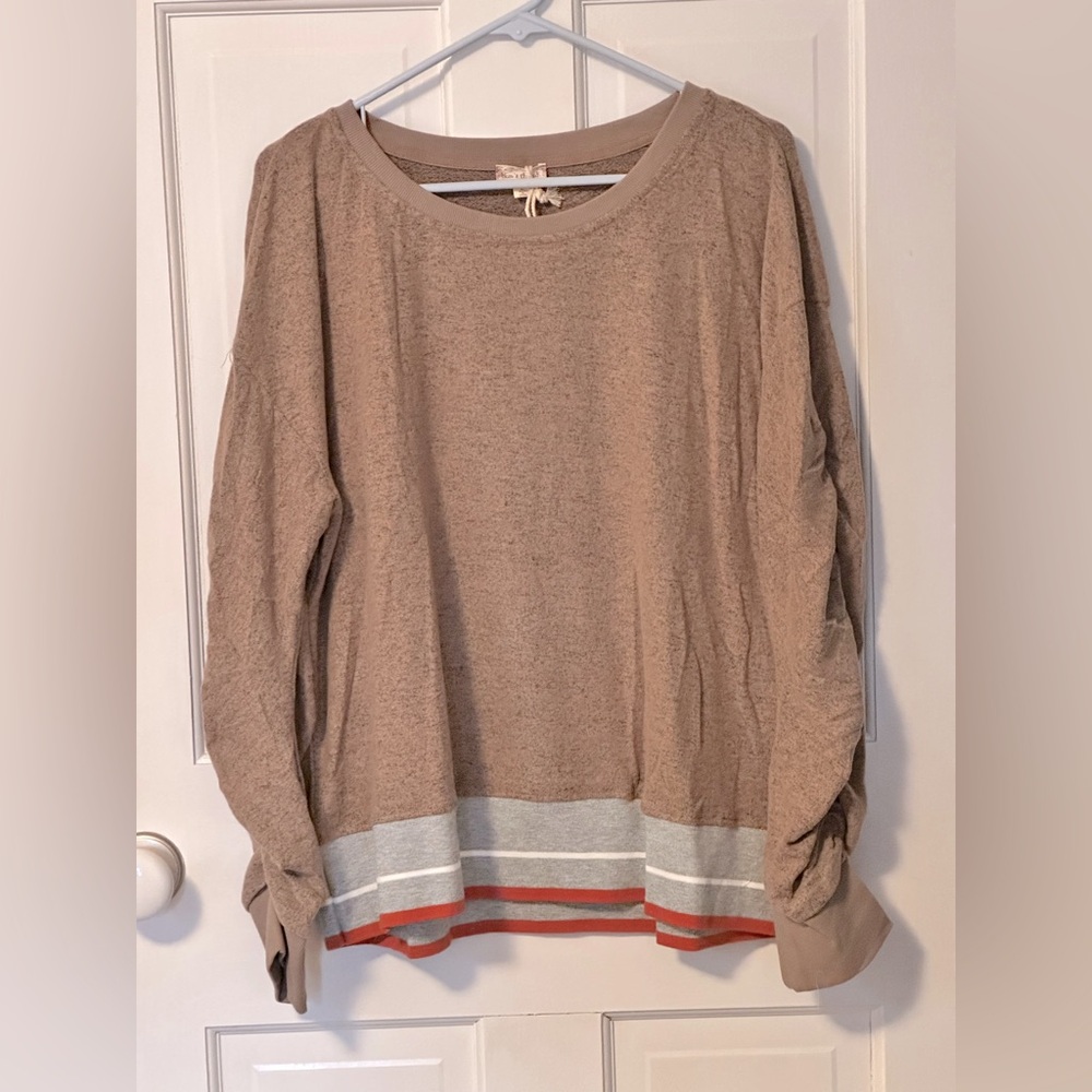 NWT Hem & Thread tan sweatshirt with ruched sleeves and sassy hem - size L